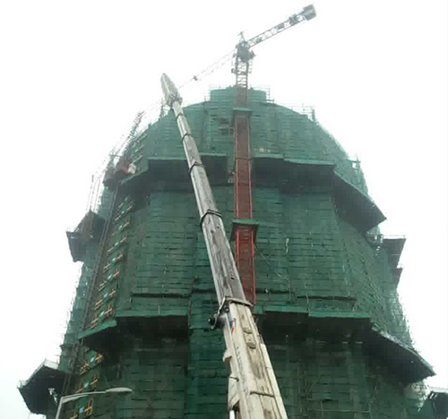 清丰吊车在工地上作业